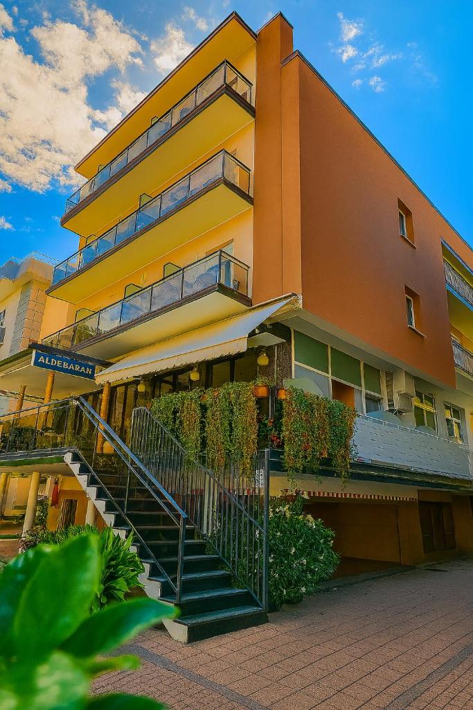 un bâtiment avec un escalier devant lui dans l'établissement Hotel Aldebaran, à Rimini