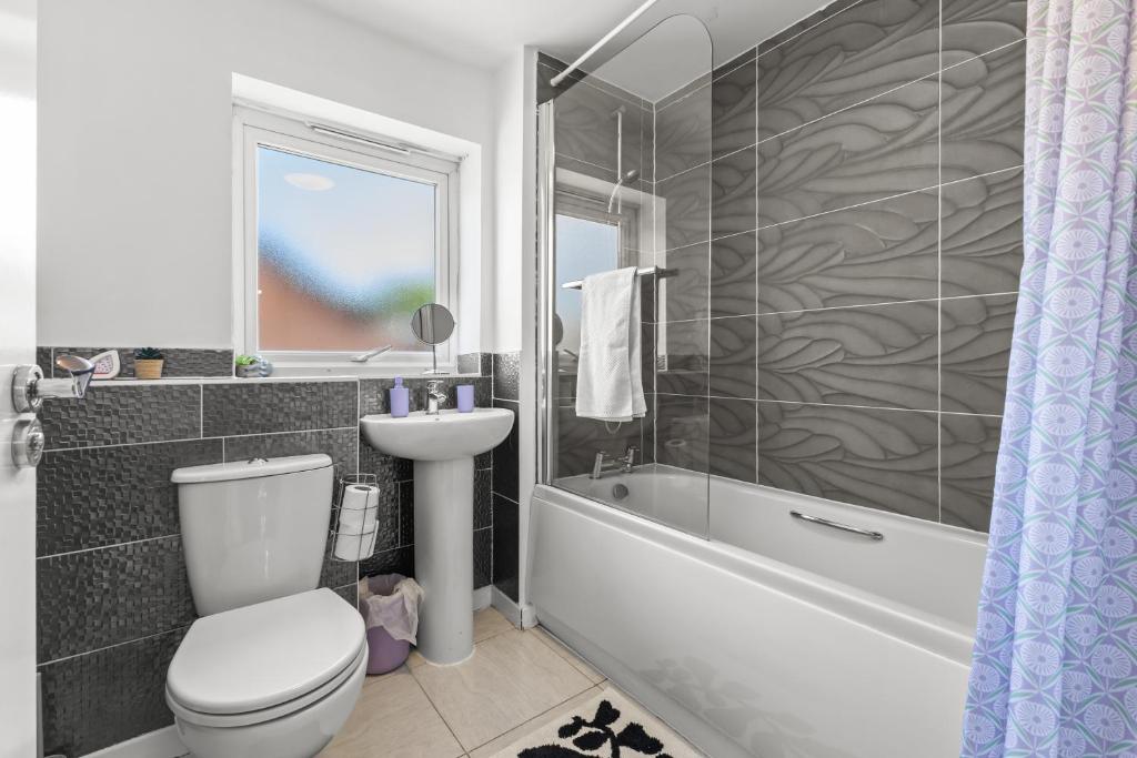 New large townhouse 3 bedrooms 4 beds and parking 8