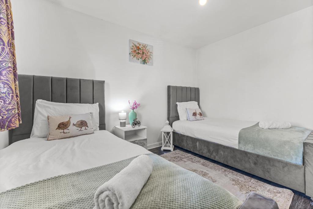 New large townhouse 3 bedrooms 4 beds and parking 6