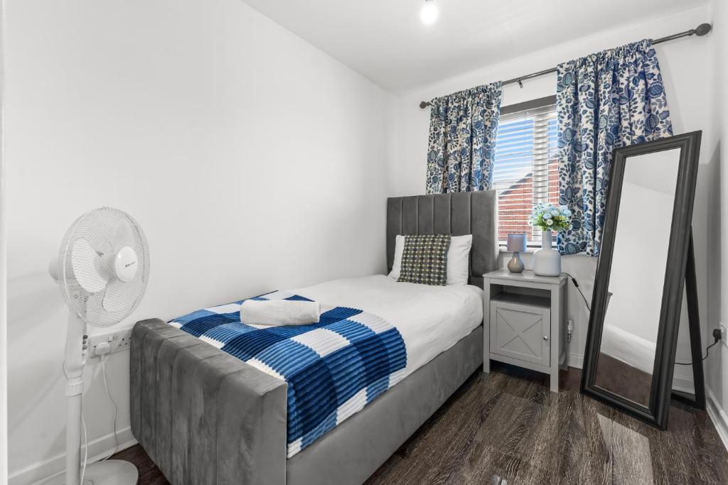 New large townhouse 3 bedrooms 4 beds and parking 7