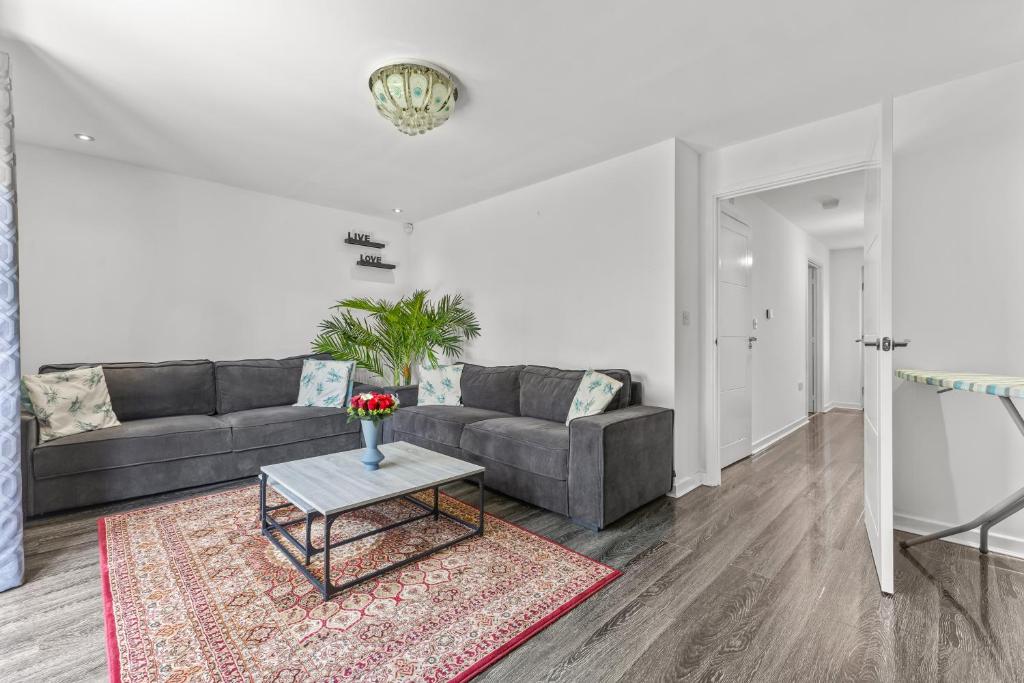 New large townhouse 3 bedrooms 4 beds and parking 2