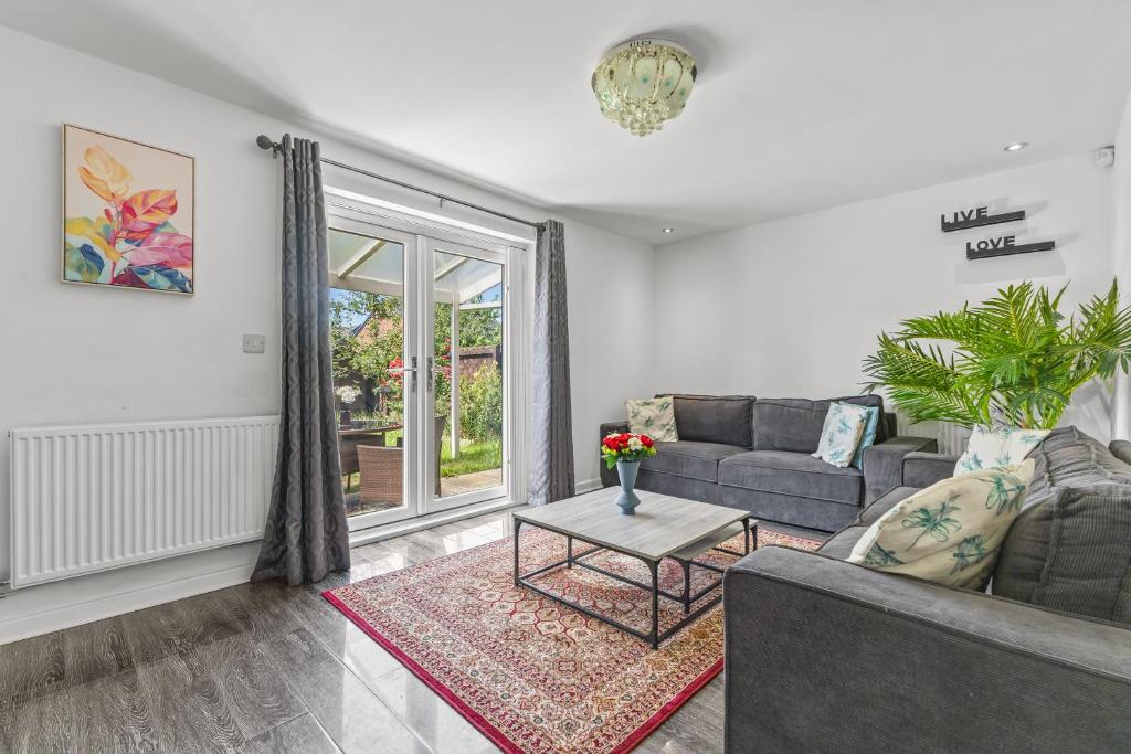 New large townhouse 3 bedrooms 4 beds and parking 3