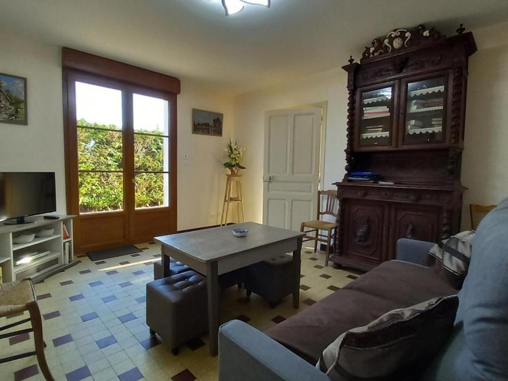 un salon avec un canapé et une table dans l'établissement Gîte charmant avec piscine, 2 chambres, proche randonnées et loisirs à Target - FR-1-489-273, à Target