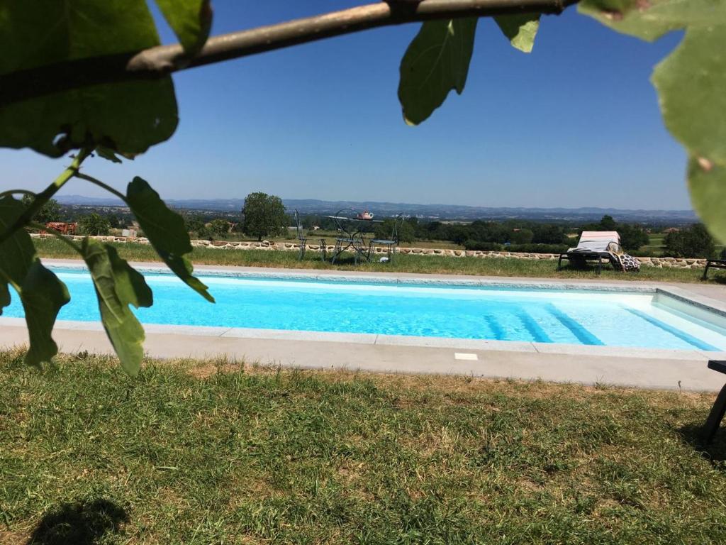 - une piscine avec vue sur la campagne dans l'établissement Charmant gîte avec terrasse et piscine, ferme familiale, produits locaux, animaux acceptés - FR-1-496-143, à Saint-André-dʼApchon 14 autres photos