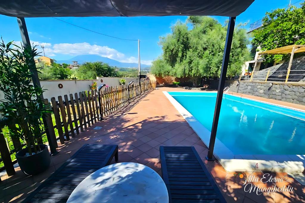 - une vue sur la piscine depuis la terrasse d'une maison dans l'établissement Villa Eterna Mungibeddu, à Paterno