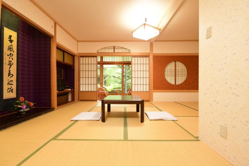- un salon avec une table au milieu dans l'établissement Kongo Sanmaiin, à Koyasan