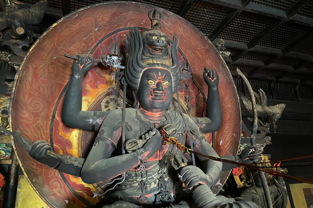 une statue d'une divinité aitatingitatingitatingitating avec une baguette dans l'établissement Kongo Sanmaiin, à Koyasan