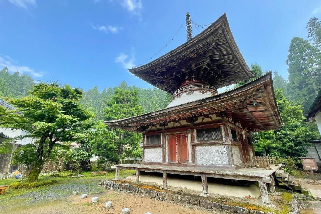 un petit bâtiment avec un toit en haut dans l'établissement Kongo Sanmaiin, à Koyasan 37 autres photos