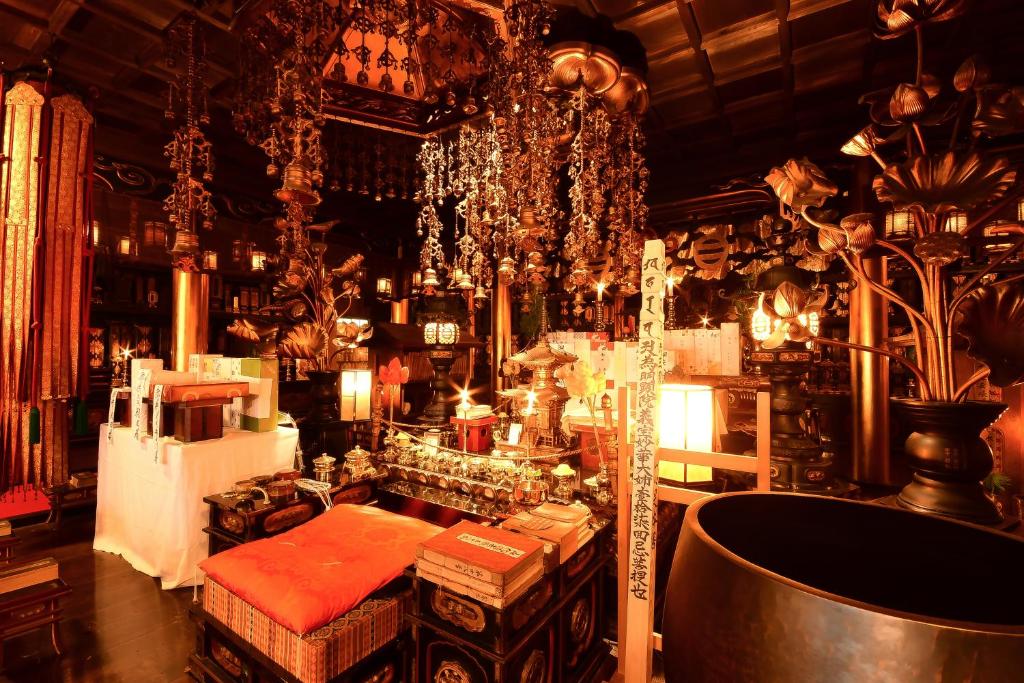 une salle avec un bar proposant de nombreux articles dans l'établissement Kongo Sanmaiin, à Koyasan