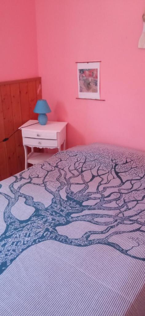 une chambre avec un lit avec un mur rose dans l'établissement natura e relax sul mare, à Gela 24 autres photos
