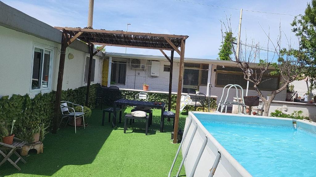 un patio avec une table et une piscine dans l'établissement Villa Rhaele, à Tarente