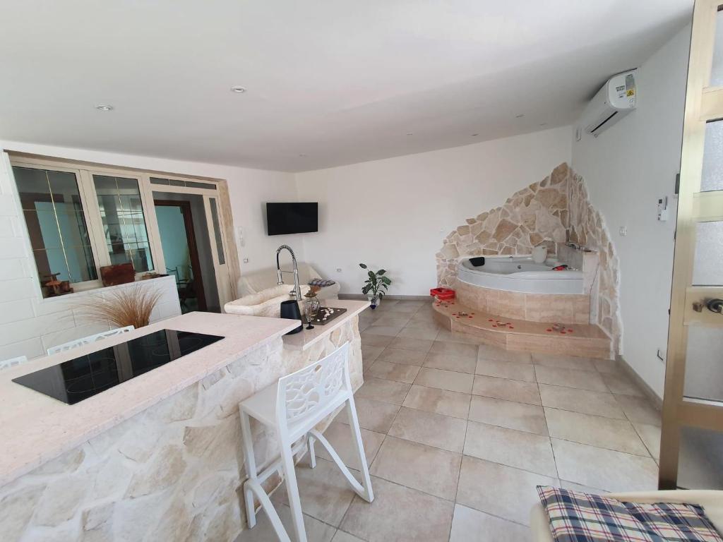 - un salon avec une baignoire et un lavabo dans l'établissement Villa Rhaele, à Tarente