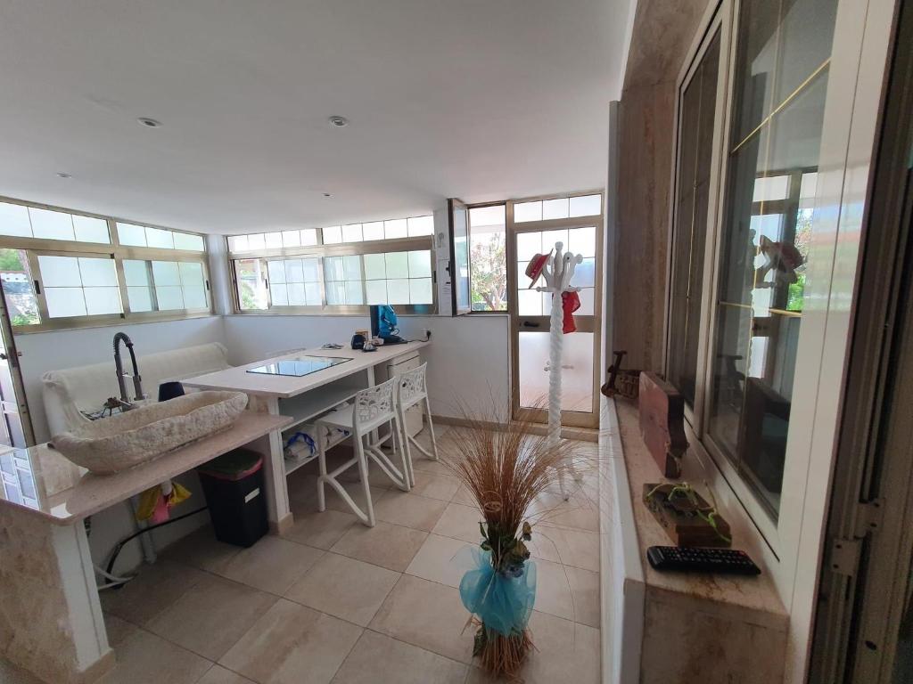 une cuisine avec un évier et un plan de travail dans l'établissement Villa Rhaele, à Tarente