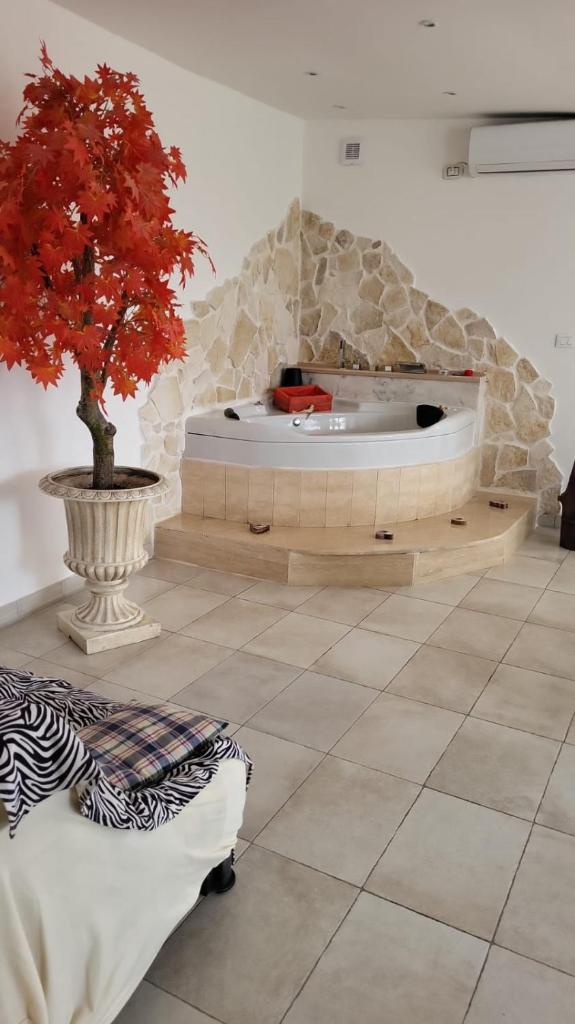 Cette chambre comprend une table et un arbre. dans l'établissement Villa Rhaele, à Tarente