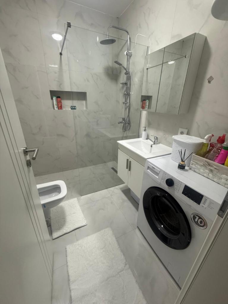 Erina Luxury Apartment with Private Bathroom & Free Parking 8