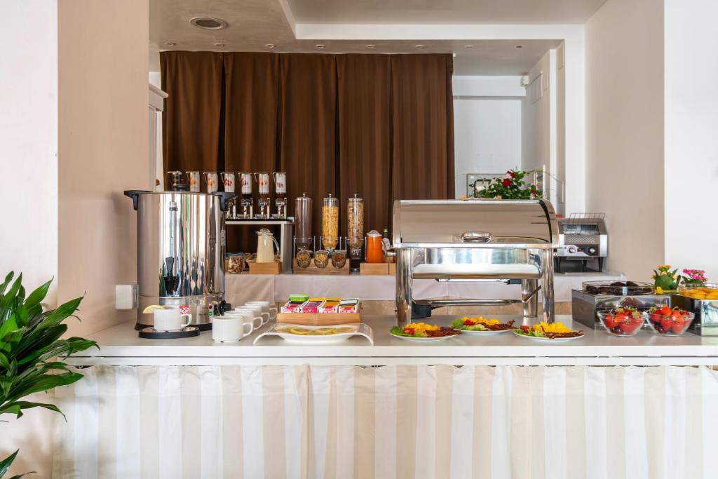 - un buffet avec des plats au comptoir dans l'établissement Mon Hotel, à Misano Adriatico