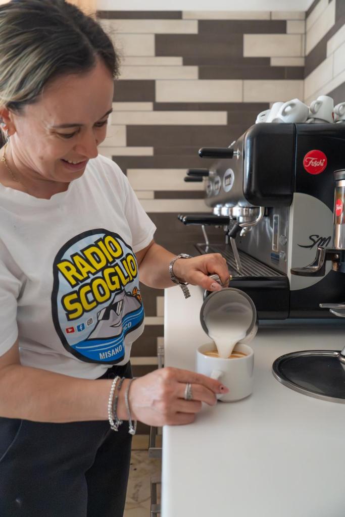 une femme verse du café dans une tasse dans l'établissement Mon Hotel, à Misano Adriatico 87 autres photos