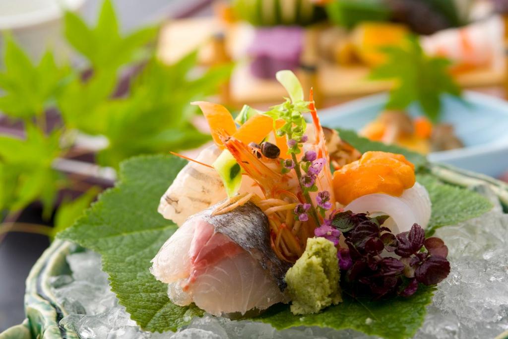 une assiette de nourriture avec des légumes et de la viande dessus dans l'établissement Kutsurogi-no-Yado Nanakawa, à Yufu