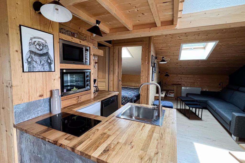 - une cuisine et un salon dans une petite maison dans l'établissement T2 with pool in Saint-Gervais-les-Bains, à Saint-Gervais-les-Bains