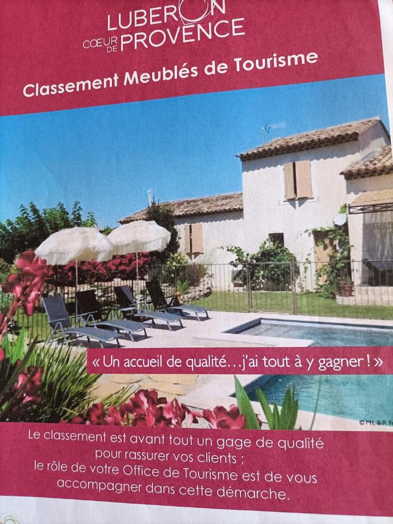 une page d'un magazine avec une photo d'une maison dans l'établissement Le Faré Tchanqué gite 2 ch piscine parking wifi gratuit, à Cavaillon