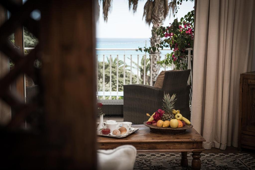 - un bol de fruits sur une table dans le salon dans l'établissement Hotel Simius Playa, à Villasimius