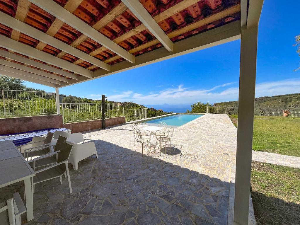 un patio avec une table et des chaises et une piscine dans l'établissement Villa Gisella, à San Marco dʼAlunzio