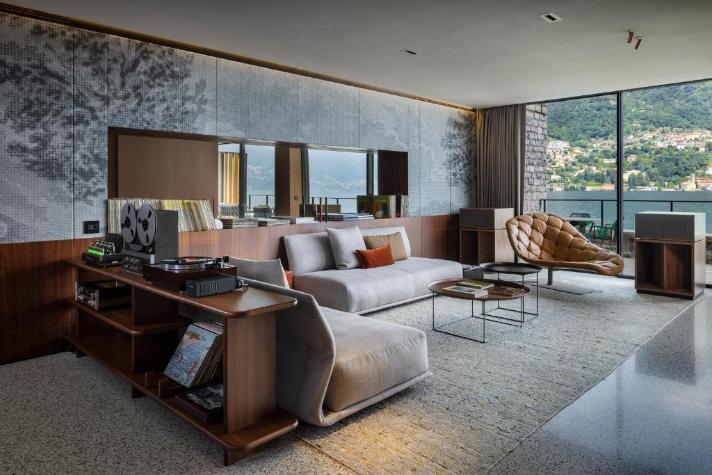 un salon avec un canapé et une table dans l'établissement Il Sereno Lago di Como, à Torno