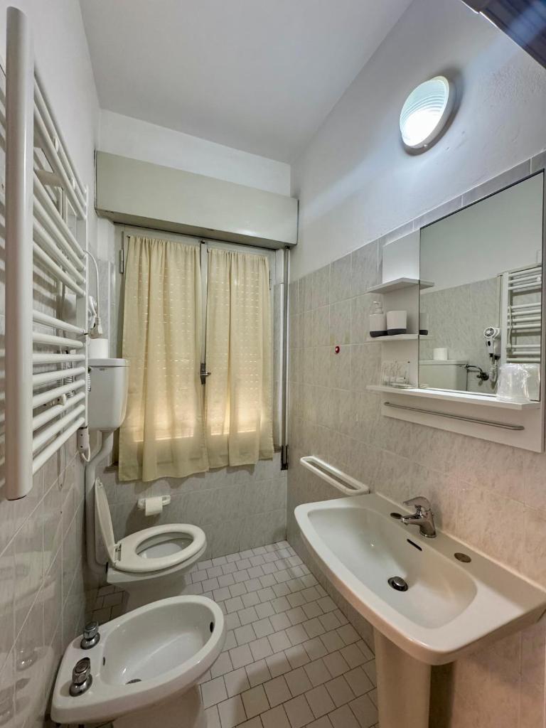 une salle de bain avec toilettes et lavabo dans l'établissement Hotel Dinkli, à Rimini