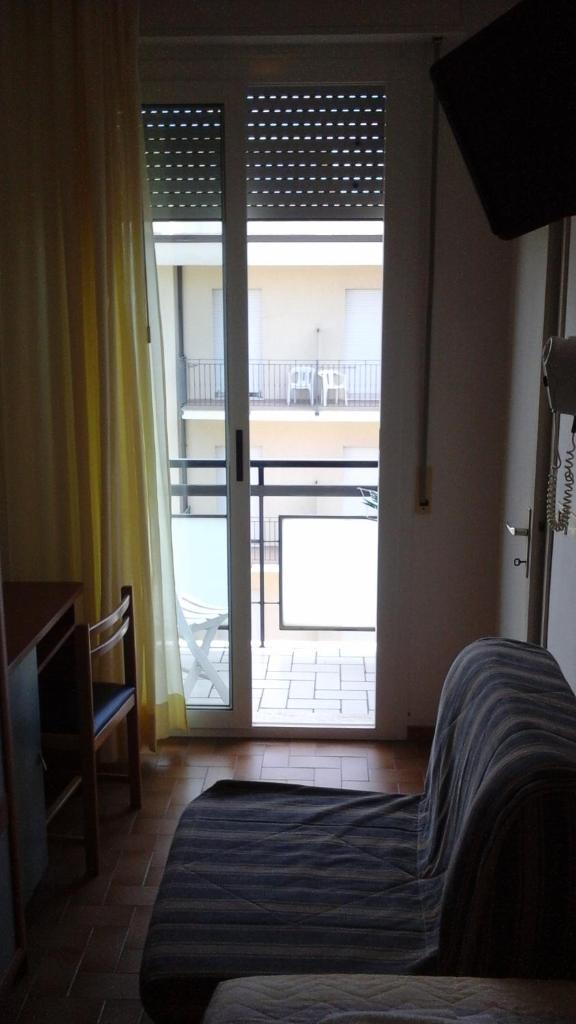 une chambre avec un lit et une vue sur un balcon dans l'établissement Hotel Conti, à Rimini