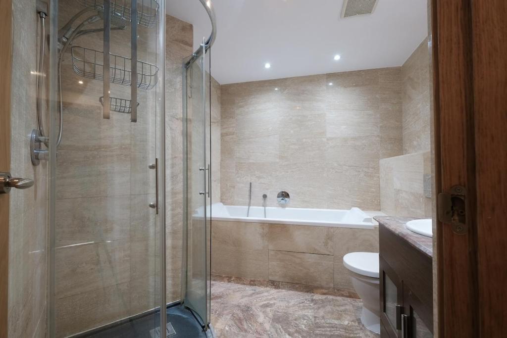 2 Bed Modern Apt in Ocean Village with Pools, Jacuzzi & Stunning Rock Views 3
