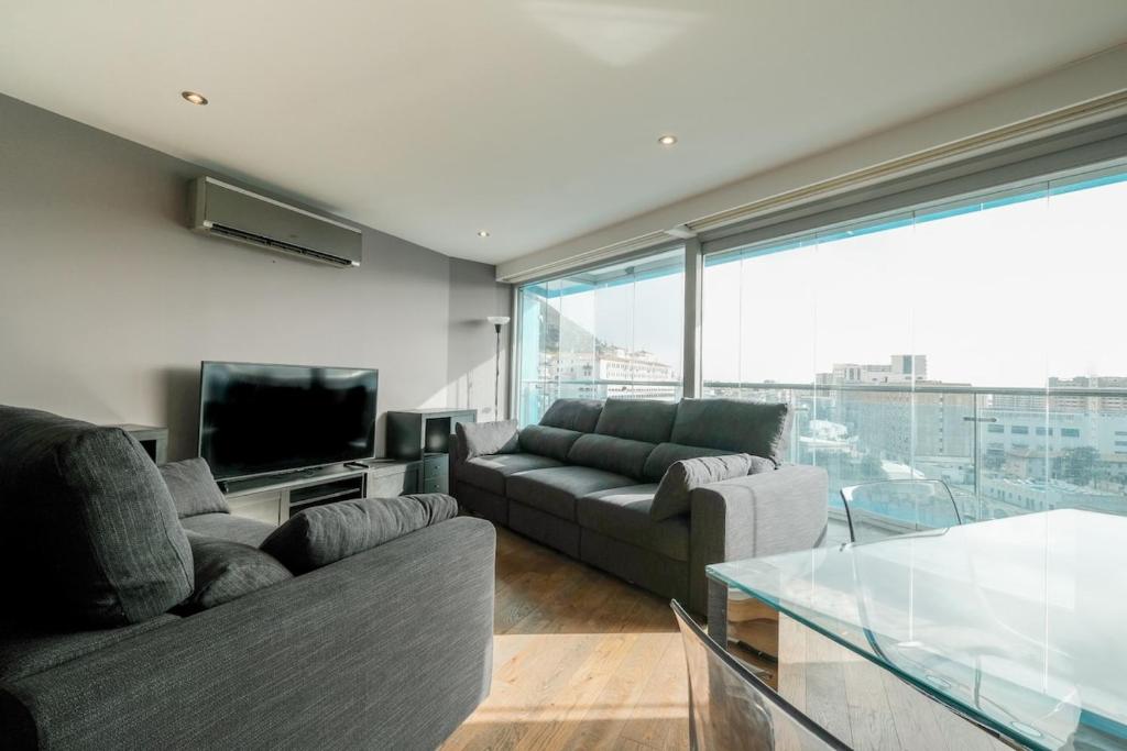 2 Bed Modern Apt in Ocean Village with Pools, Jacuzzi & Stunning Rock Views 6