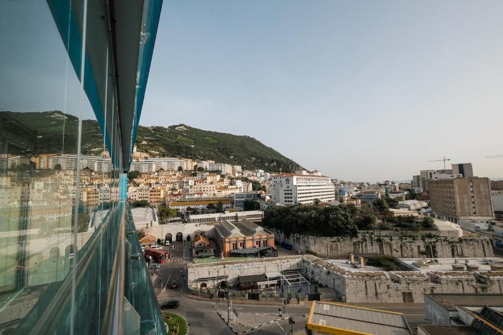 2 Bed Modern Apt in Ocean Village with Pools, Jacuzzi & Stunning Rock Views 7