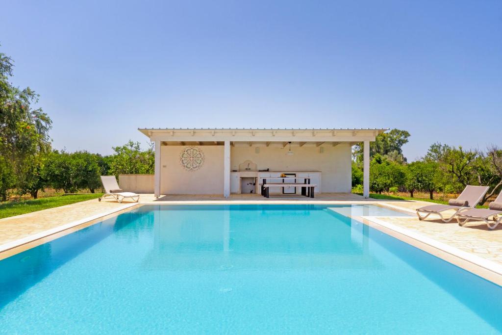 une piscine devant une maison dans l'établissement La Rossi with pool Gallipoli 4, à Gallipoli