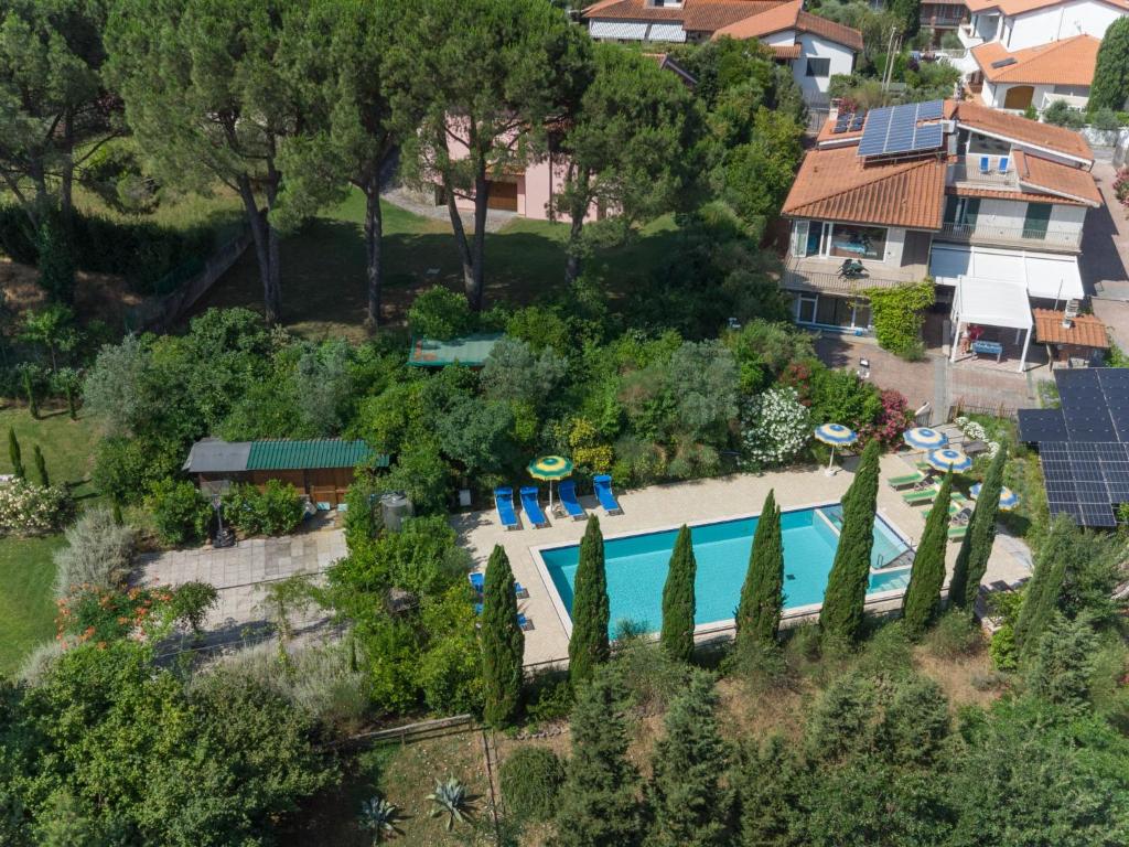 une vue aérienne d'un complexe hôtelier avec piscine dans l'établissement Villa La Rosa by Interhome, à Montelupo Fiorentino