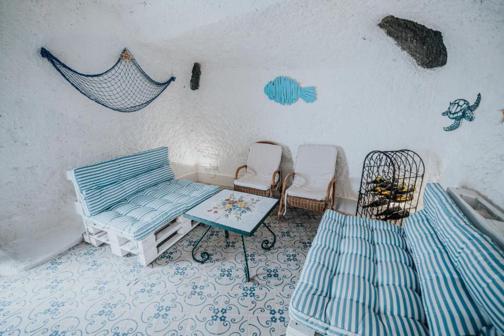 une chambre avec deux lits, une table et des chaises dans l'établissement Villa Conchiglia blu con piscina, à Ischia
