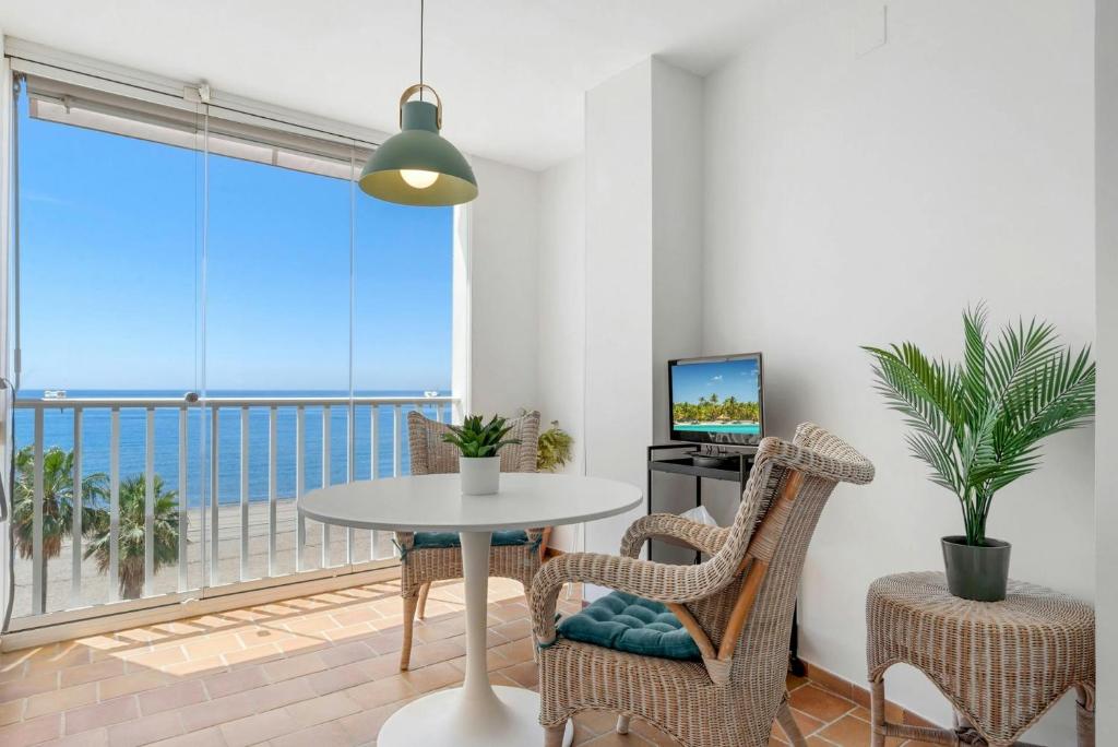 Bonito piso en primera línea de playa en Estepona