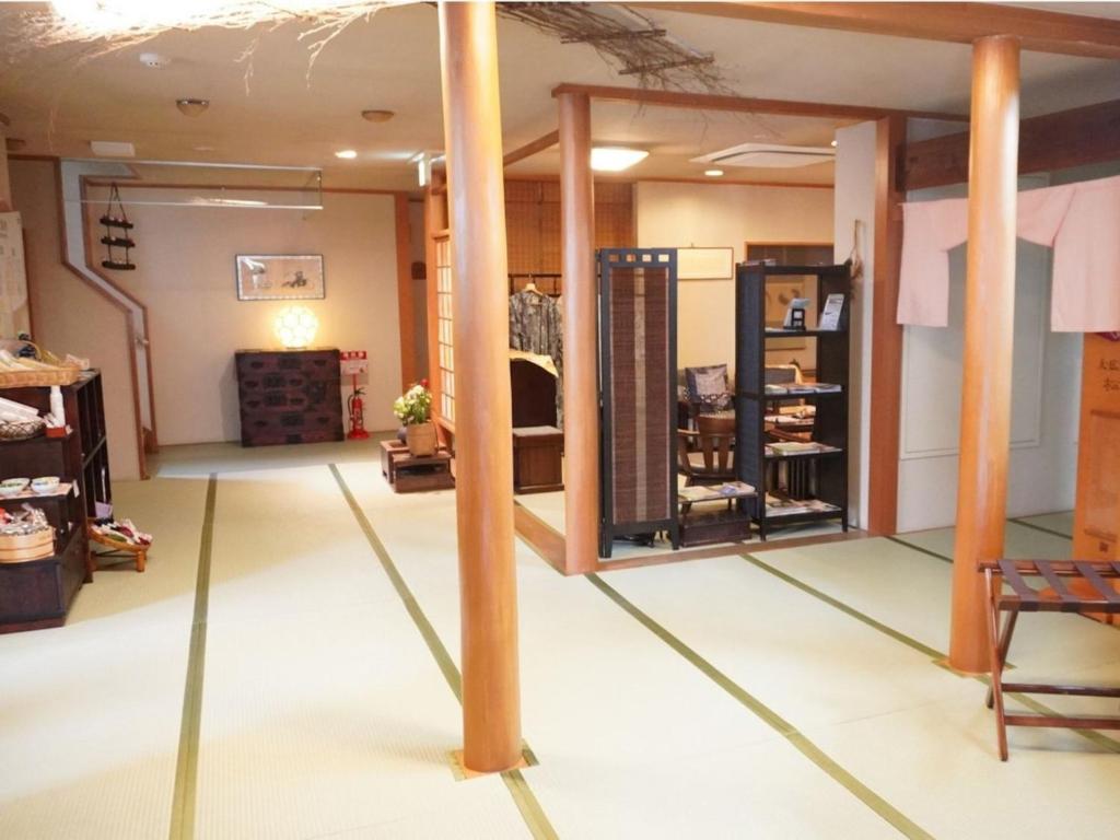 une pièce avec un poteau au milieu dans l'établissement Yamaichi, à Shizukuishi