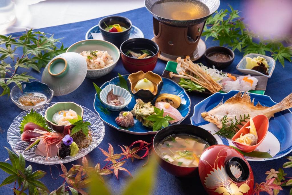 une table avec de nombreuses assiettes de nourriture dessus dans l'établissement Tanakaya, à Kurobe