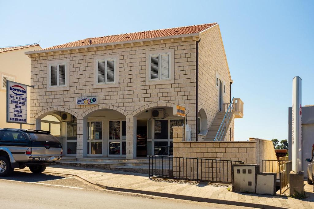Sunshine Apartments 6
