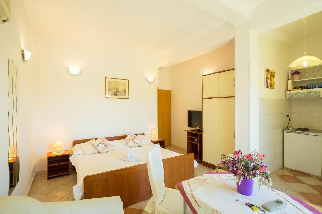 Sunshine Apartments 3