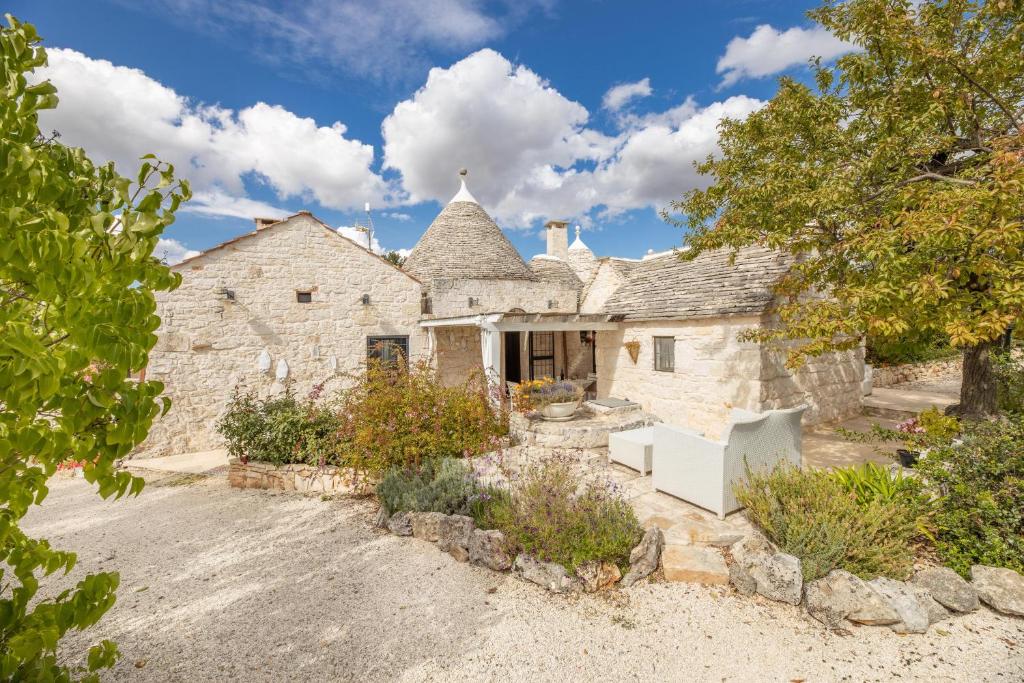 - une vue sur l'extérieur d'une maison en pierre dans l'établissement Trullo Dorato, à Alberobello