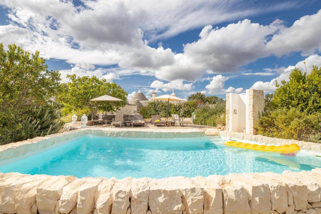 - une piscine dans l'arrière-cour d'une maison dans l'établissement Trullo Dorato, à Alberobello