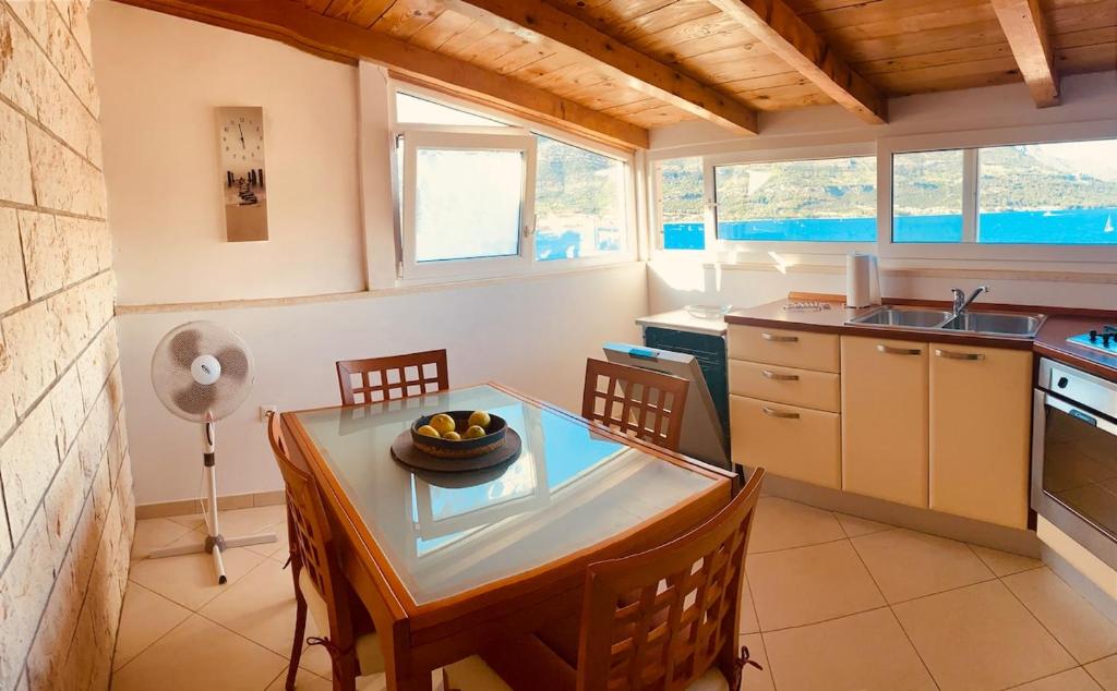 Sea View Apartment with Large Terrace & Parking near Korčula 3