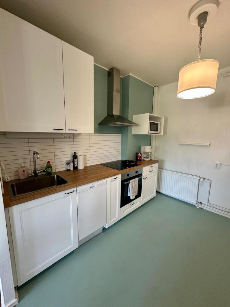 Stylish 2 Bed Central Apartment with Park View 4
