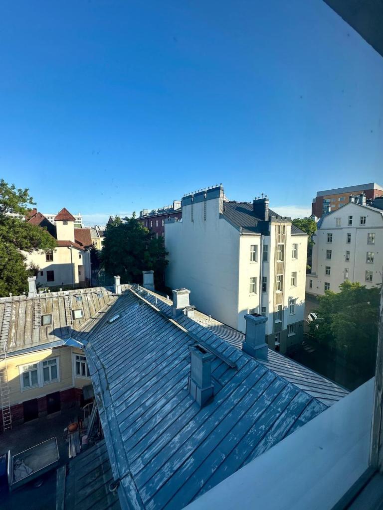 Stylish 2 Bed Central Apartment with Park View 8