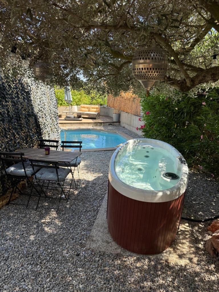 Piscine de l'établissement la suite conteneur ou située à proximité