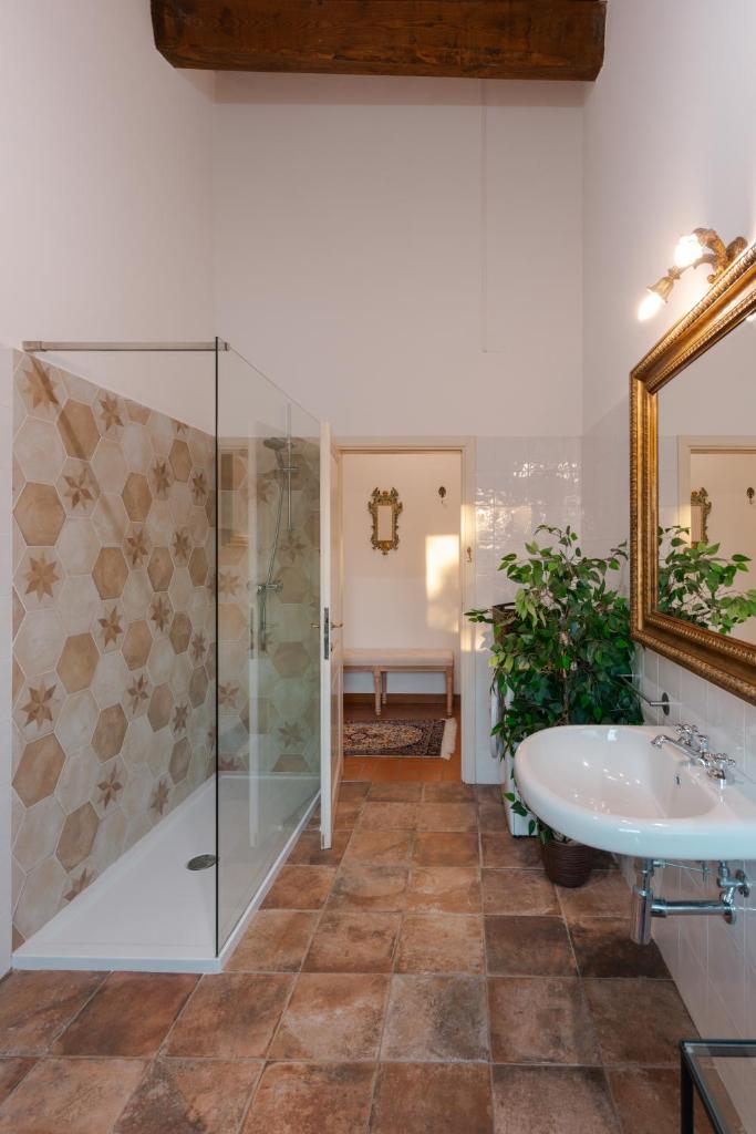 une salle de bain avec une douche en verre et un lavabo dans l'établissement Villa Casale Chiesina, à Bibbiena 132 autres photos