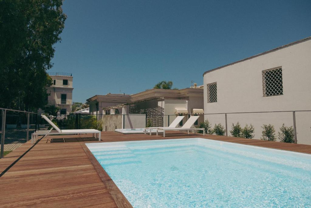une piscine dans l'arrière-cour d'une maison dans l'établissement Relais Corte Degli Aragonesi, à Ischia