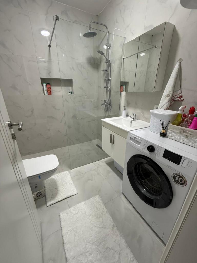 Erina Luxury Apartment with Private Bathroom & Free Parking 3