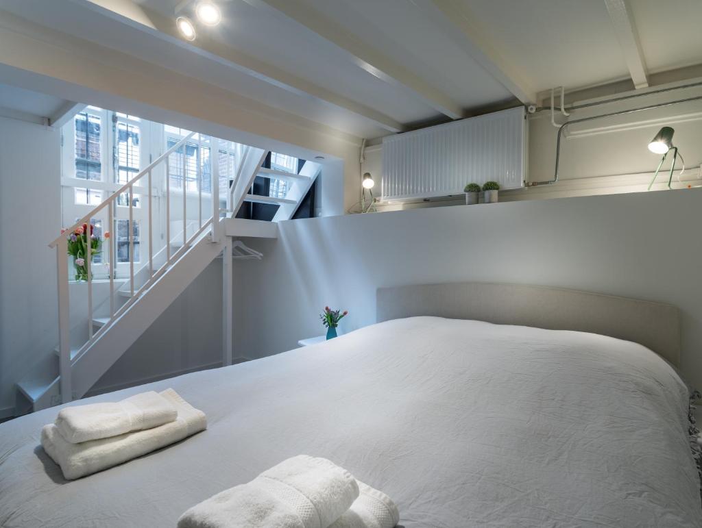 Luxury Flower Market Apartment 3
